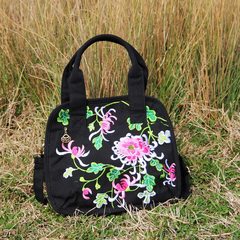 Cloud decorated new handbag totem folk style embroidery is provided obliquely across the square to all-match leisure bag women bag Picture color style
