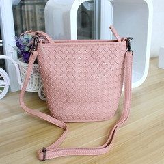 The summer of 2017 small fresh woven bag bucket bag Japan Mini cute fashion all-match Shoulder Messenger Bag Pink