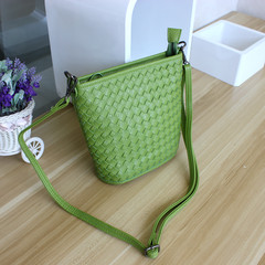 The summer of 2017 small fresh woven bag bucket bag Japan Mini cute fashion all-match Shoulder Messenger Bag green