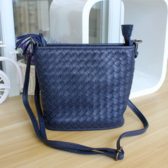 The summer of 2017 small fresh woven bag bucket bag Japan Mini cute fashion all-match Shoulder Messenger Bag Navy Blue