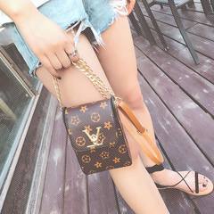 2017 new mini summer bag chain presbyopic Shoulder Messenger Bag all-match small mobile phone bag package. Old suit
