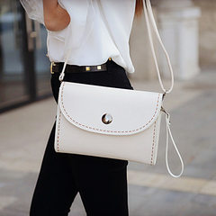 The new 2016 Korean Bag Messenger Bag fashionista satchel Sen female small bag British single shoulder bag Milky white