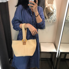 Homemade 2017 new diagonal straw bags bags, woven bags triangular bucket holiday wind round buckle Picture color