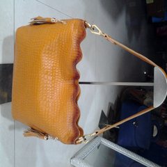 The first layer of leather innocent babe genuine shoulder, diagonal hand fringed bag Light brown