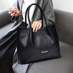Counter with 2017 new Danxilu woven pattern handbag leather tote bag bag bag white