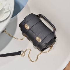 2017 new Boston Korea fashion handbag handbag shoulder Mini chain lock small package bag black