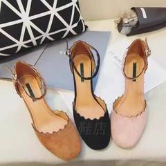 Cathy exposed the new spring and summer 2017 round shoes with wavy edge rough shallow mouth of single word for shoe buckle Mary Jane shoes Thirty-eight black