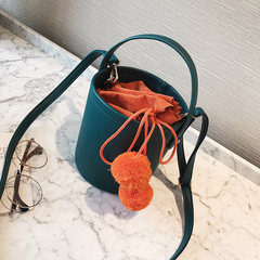 2017 new small bucket bag bag bag all-match personality send hair ball pendant simple portable Shoulder Satchel green