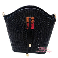 New handbag shoulder bag leather shell spring tide medium Korean portable Crossbody Mini spring and summer fashion black