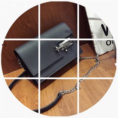 The new spring and summer 2017 bag retro trend lock chain small bag Korean Shoulder Messenger Bag Small all-match black