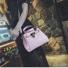 Purchasing 2017 New Europe fashion simple lock barrel platinum package 100 hand bag shoulder bag women bag Pink