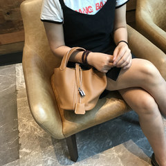 European and American fashion embossed leather handbag bag head layer chard basket shoulder hand 2017 new bucket bag brown
