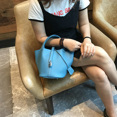 European and American fashion embossed leather handbag bag head layer chard basket shoulder hand 2017 new bucket bag blue