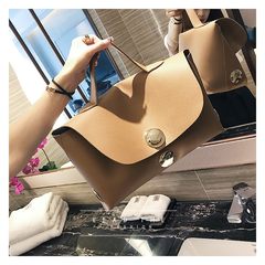 The new summer fashion bag 2017 bag all-match Boston Commuter Bag lock simple handbag brown