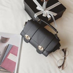 Simple spring 2017 new handbag fashion handbag jelly all-match bangalor chain lock messenger packet black