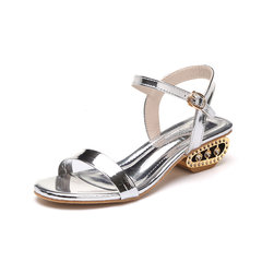 In summer, the metal decorations are tripped with sandals, size codes, women's shoes, sequins, buckles, heels and sandals Thirty-eight silvery