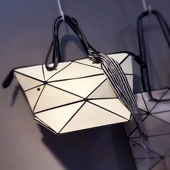 Japan's 2017 new fashion handbags geometric lattice deformation of laser folded single shoulder bag handbag variety Variety bag - white