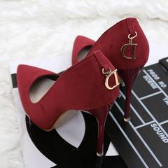 Pointy-headed red wedding shoes, low-cut black high-heeled shoes, women`s fine heels, professional single shoes