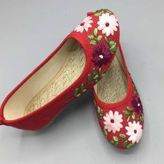 It includes spring shoes, embroidered shoes, flat shoes, mother linen, large size shoes Red flower pattern