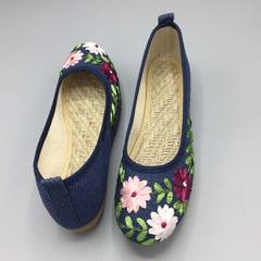 It includes spring shoes, embroidered shoes, flat shoes, mother linen, large size shoes Blue flower pattern