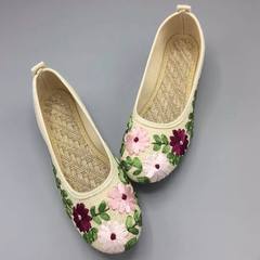 It includes spring shoes, embroidered shoes, flat shoes, mother linen, large size shoes White flower pattern