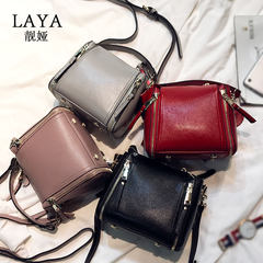 The first layer of leather bags, women's 2017 new oblique shoulder bag, European and American fashion portable single shoulder leather small bucket bag