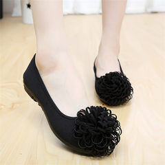 Spring and autumn season, new old Beijing cloth shoes, fashionable dress, flat heel, soft bottom drive, mother's shoes, low work, shoes, single shoes Quiet black D flowers 101 black