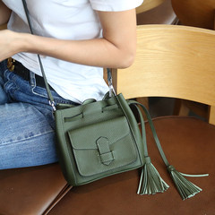 In the autumn of 2017 Korean version of the new leather belt pumping Bucket Bag Shoulder Bag Leather tassels across a small bucket Blackish green / cowhide