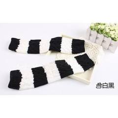 Korean version of gloves, women's dew refers to the winter and winter, lovely wool, false sleeves, thickening, knitted, half fingers lengthened, warm arms, sets of two colors [black and white].
