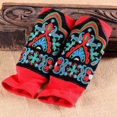 Yang Liping, the same autumn and winter, original national tradition, embroidered embroidered sleeve gloves, peacock embroidered gloves, embroidered red embroidered flowers.