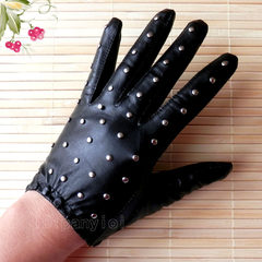 Leather gloves, goat skin, hand back lace, fashionable style lace and sheep skin rivets. The average size is 17-18.5.