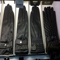 Men's winter warm sheep leather and leather new high-end cashmere gloves in black Take notes from the left - right section