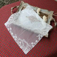 South Korea imported lace tablecloth flag, Korean tablecloth, hood embroidered decorative mat, high quality low price genuine white bow 27*28cm spot lace.