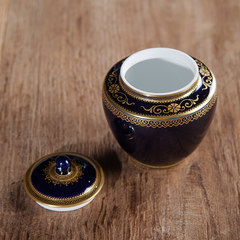 Handmade Craig blue tea high-end hand-painted ceramic Jingdezhen gold storage tank tea tea pot box Blue + gold