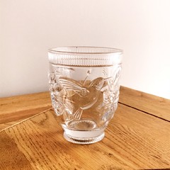 Retro carved glass, American bird cup, beverage cup, fruit juice cup, coffee cup, gargle cup Bird flying glass