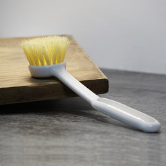 The Japanese long handle pot brush does not stick with oil, clean with kitchen utensils, brush bowl, brush pan, rust and wash the small brush