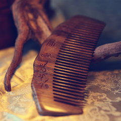 The Qixi Festival Valentine's girlfriend gift comb comb Carved Green Sandalwood authentic custom lettering Blue purple flowers