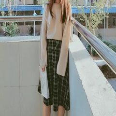 In autumn and winter, women's fashion temperament, ladies in the long, small fresh knitted skirt, two sets of skirts S Beige sweater skirt + black spot