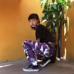 There are China hip-hop INS Wu Yifan with loose men and women casual military camouflage overalls pants tide wind dance M Violet