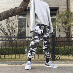 There are China hip-hop INS Wu Yifan with loose men and women casual military camouflage overalls pants tide wind dance M gray