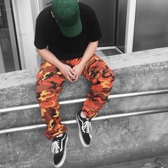 There are China hip-hop INS Wu Yifan with loose men and women casual military camouflage overalls pants tide wind dance M Orange
