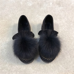 In the autumn of 2017 a new female Korean winter Maomao shoes plus velvet lazy shoes Doug Crocs shoes Thirty-eight black