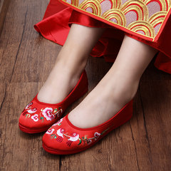 Old Beijing Chinese red wedding shoes, dragon and Phoenix show bride wedding shoes, thousands of flat bottomed shoes, Tassels and tassels cloth shoes Thirty-five TA-7 red background