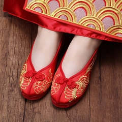 Old Beijing Chinese red wedding shoes, dragon and Phoenix show bride wedding shoes, thousands of flat bottomed shoes, Tassels and tassels cloth shoes Thirty-seven 809 red background