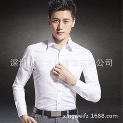 The new spring and autumn men`s long-sleeved shirts, men`s non-ironing business, are being decorated white s. 